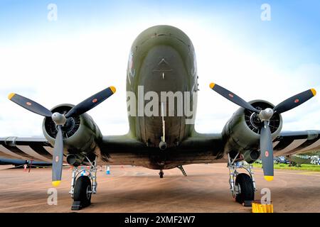 RIAT 2024 RAF Fairford WWII Douglas DC-3 Dakota auf dem Vorfeld mit D-Day-Landestreifen und Tarnung Stockfoto