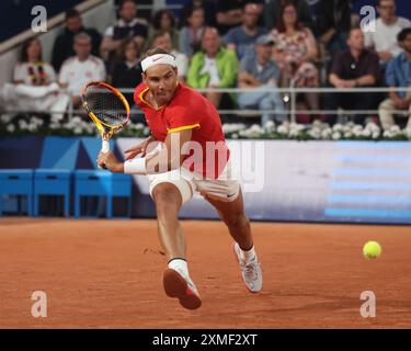 Paris, Frankreich. Juli 2024. Der Spanier Rafael Nadal im ersten Spiel der Männer im Doppel, am ersten Tag der Olympischen Spiele 2024 in Paris. Court Philippe-Chatrier, Roland Garros, Paris, Frankreich. Quelle: Isabel Infantes/Alamy Live News Stockfoto