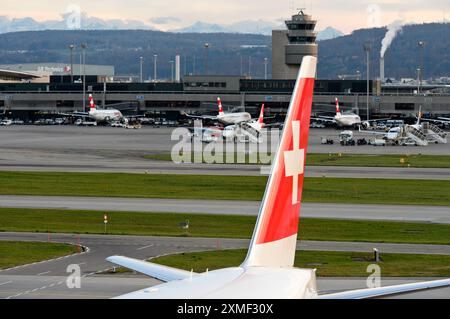 Vertikaler Stabilisator Eines Airbus Der Fluggesellschaft Swiss International Air Lines Mit Dem Swiss Cross, Flughafen Zürich, Schweiz Stockfoto