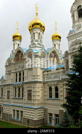 Vergoldete Kuppeln Der Russisch-Orthodoxen Kirche St. Peter Und Paul, Karlsbad, Böhmen, Tschechische Republik Stockfoto