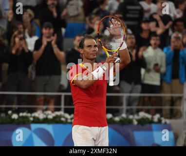 Paris, Frankreich. Juli 2024. Der Spanier Rafael Nadal feiert den Sieg seiner ersten Runde im Doppelspiel der Männer am ersten Tag der Olympischen Spiele 2024 in Paris. Court Philippe-Chatrier, Roland Garros, Paris, Frankreich. Quelle: Isabel Infantes/Alamy Live News Stockfoto