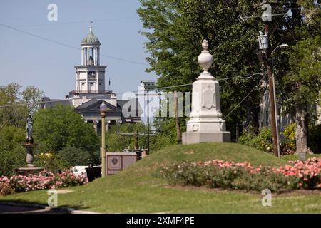 Vicksburg, Mississippi, USA - 23. April 2024: Ein Rosengarten und ein Denkmal umrahmen das historische Gerichtsgebäude im historischen Herzen der Innenstadt von Vicksburg. Stockfoto