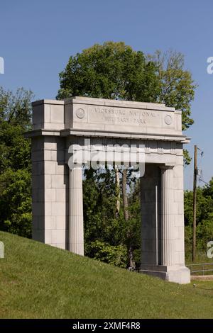 Vicksburg, Mississippi, USA - 23. April 2024: Die Nachmittagssonne scheint auf den Torbogen des Vicksburg National Military Park. Stockfoto