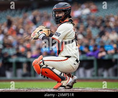 27. Juli 2024 San Francisco CA, USA San Francisco Catcher Patrick Bailey (14) blickt auf Teammanager Bob Melvin während des MLB NL West Spiels zwischen den Colorado Rockies und den San Francisco Giants im Oracle Park San Francisco Calif zurück Thurman James/CSM Stockfoto