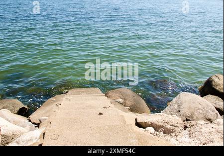 Küstenlandschaft mit großen Steinen und Steintreppen zum Wasser an der Ostsee im Süden Schwedens im Sommer. Stockfoto