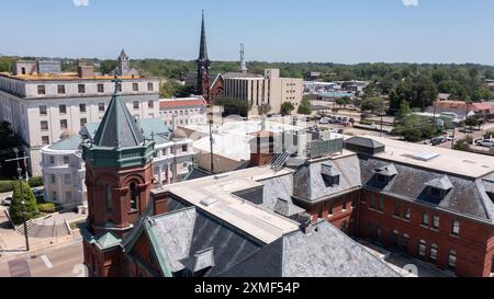 Vicksburg, Mississippi, USA - 23. April 2024: Die Nachmittagssonne scheint auf die historischen Gebäude der Innenstadt von Vicksburg. Stockfoto