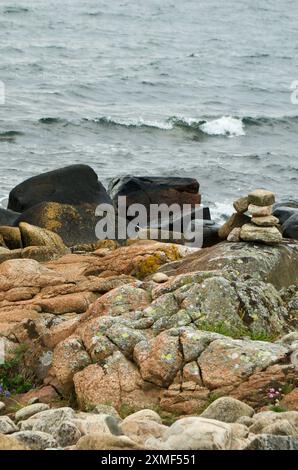 Küstenlandschaft mit Steinen am Strand und Salzwasser an der Westküste Schwedens im Sommer. Stockfoto