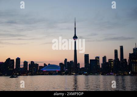 Skyline der Innenstadt von Toronto während eines Sommersonnenuntergangs im Jahr 2015 Stockfoto
