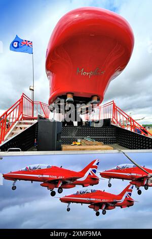 RIAT 2024 RAF Fairford ein Morphis Red Arrows populärer Flugsimulator Stockfoto