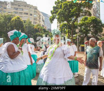 Sao Paulo, Sao Paulo, Brasilien. Juli 2024. An diesem Samstag (27) findet Ein Lavagem da MÃ£e Preta Traditional statt, das jährlich anlässlich des 25. Juli, dem Internationalen Tag der Schwarzen Frauen Lateinamerikas und der Karibik, stattfindet, seine fünfte Ausgabe. Die Bruderschaft unserer Lieben Frau vom Rosenkranz der Schwarzen Männer, das Ereignis ist ein Schrei des Widerstands, gegen die Löschung und für die Neudefinition des Gedächtnisses der schwarzen Frauen! Manifestation des Glaubens und das Waschen der Stufen der Kirche und der Statue von MÃ e Preta durch die Hände der Baianas aus den Samba-Schulen: Vai Vai, Tom Maior, NenÃª de Vila Matilde Stockfoto