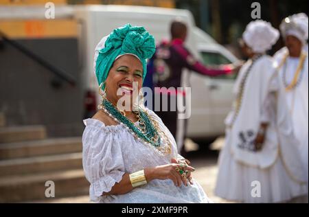 Sao Paulo, Sao Paulo, Brasilien. Juli 2024. An diesem Samstag (27) findet Ein Lavagem da MÃ£e Preta Traditional statt, das jährlich anlässlich des 25. Juli, dem Internationalen Tag der Schwarzen Frauen Lateinamerikas und der Karibik, stattfindet, seine fünfte Ausgabe. Die Bruderschaft unserer Lieben Frau vom Rosenkranz der Schwarzen Männer, das Ereignis ist ein Schrei des Widerstands, gegen die Löschung und für die Neudefinition des Gedächtnisses der schwarzen Frauen! Manifestation des Glaubens und das Waschen der Stufen der Kirche und der Statue von MÃ e Preta durch die Hände der Baianas aus den Samba-Schulen: Vai Vai, Tom Maior, NenÃª de Vila Matilde Stockfoto