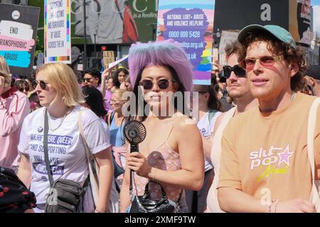 London, Großbritannien, 27. Juli 2024. Tausende fanden im jährlichen Trans Pride march vom Langham Place zum Wellington Arch statt. Die Veranstaltung, die jetzt in ihrem sechsten Jahr stattfindet, ist zum Teil Protest und eine Feier, die das Thema hatte: "Keiner von uns ist frei, bis wir alle frei sind." Quelle: Eleventh Photography/Alamy Live News Stockfoto