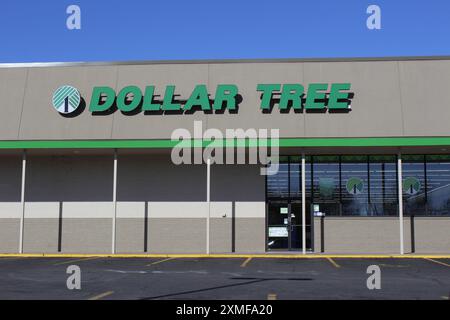 DOLLARBAUMLADEN vorne mit blauem Himmel im Freien Stockfoto