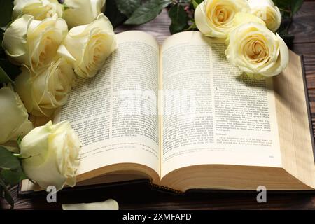 Bibel und Rosen auf dem Tisch, Nahaufnahme. Religion des Christentums Stockfoto