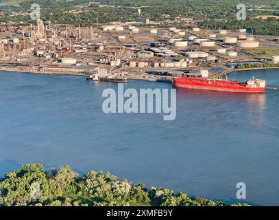 Ein Tanker befindet sich im Delaware River neben der Ölraffinerie PBF Energy in Paulsboro, NJ Stockfoto