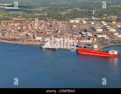 Ein Tanker befindet sich im Delaware River neben der Ölraffinerie PBF Energy in Paulsboro, NJ Stockfoto