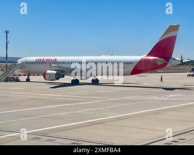 Ein Iberia Airbus A321 befindet sich auf dem Asphalt am Flughafen Adolfo Suarez Madrid-Barajas. Stockfoto