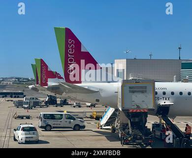 Am Flughafen Humberto Delgado in Lissabon, Portugal, laden die Arbeiter Flugzeuge mit TAP Express. Stockfoto