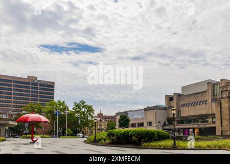 Hartford, Connecticut - 18. Juli 2024: Travelers Plaza und Wadsworth Atheneum Museum of Art auf dem Tower Square in der Innenstadt von Hartford, Connecticut Stockfoto