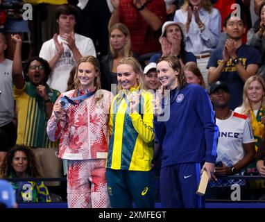 Paris, Frankreich. Juli 2024. Olympische Spiele in Paris: 400 Meter Freistil-Schwimmfinale der Frauen, von links nach rechts: Sommer McIntosh aus Kanada, Silbermedaillengewinner, Ariarne Titmus aus Australien Goldmedaillengewinner und Katie Ledecky aus den Vereinigten Staaten, Bronzemedaillengewinnerin, in den 400 Meter Freistil-Spielen der Frauen Stockfoto