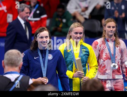 Paris, Frankreich. Juli 2024. Olympische Spiele in Paris: 400-Meter-Freistil-Schwimmfinale der Frauen, von links nach rechts: Katie Ledecky aus den Vereinigten Staaten, Bronzemedaillengewinner, Ariarne Titmus aus Australien Goldmedaillengewinner und Summer McIntosh aus Kanada, Silbermedaillengewinnerin bei den 400-Meter-Freistil-Frauen Credit: Adam Stoltman/Alamy Live News Stockfoto
