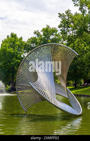 Hartford, Connecticut – 18. Juli 2024: Harmony, die Skulptur in Lilly Pond, Bushnell Park, entworfen von Charles Perry Stockfoto