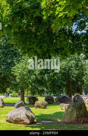 Hartford, Connecticut – 18. Juli 2024: Steinfeldskulptur in Hartford, Connecticut, geschaffen von Carl Andre im Jahr 1977 Stockfoto