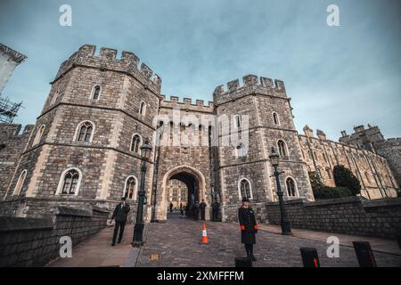 Windor Castle, Großbritannien - 16. Oktober 2023 : Ein Steinbogen führt in einen kopfsteingepflasterten Innenhof von Windsor Castle in Großbritannien. Stockfoto