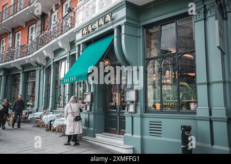 Windor Castle, Großbritannien - 16. Oktober 2023 : Außenansicht eines Restaurants in London mit einer grünen Fassade, einer grünen Markise und Tischen und Chai Stockfoto