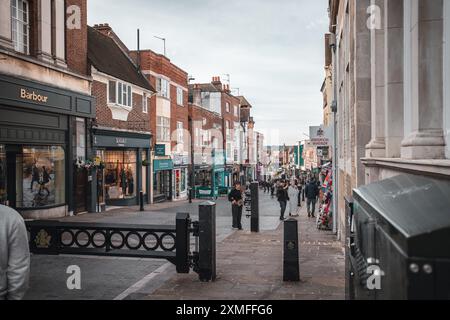 Windor Castle, Großbritannien - 16. Oktober 2023 : Eine enge Straße mit Geschäften und Gebäuden in einer englischen Stadt. Stockfoto