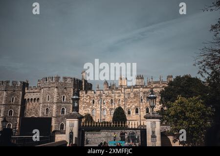 Windor Castle, Großbritannien - 16. Oktober 2023 : Blick auf eine große Steinburg mit einem schwarzen Tor im Vordergrund. Stockfoto