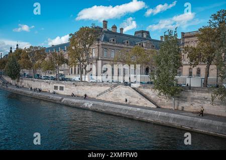 Paris, Frankreich - 19. Oktober 2023 : Blick auf die seine in Paris, Frankreich, mit einem großen Steingebäude auf der gegenüberliegenden Uferseite. Stockfoto