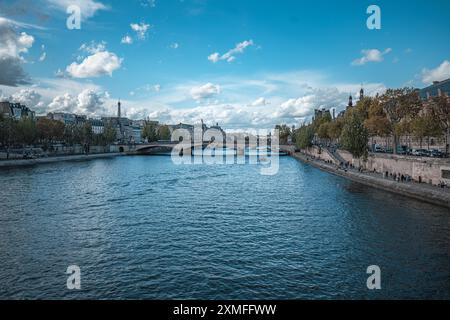 Paris, Frankreich - 19. Oktober 2023 : Blick auf einen Fluss in Paris, Frankreich mit einer Brücke über den Wasserweg. Stockfoto