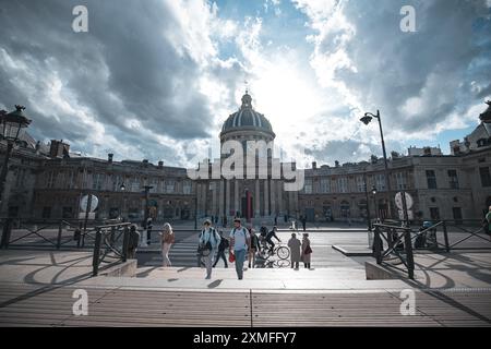 Paris, Frankreich - 19. Oktober 2023 : Eine Pariser Straßenszene, in der Menschen an einem klassischen Gebäude mit Kuppel vorbeilaufen. Stockfoto