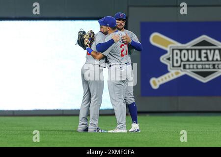 Kansas City, MO, USA. Juli 2024. Ian Happ (8) (links), Seiya Suzuki (27) und Mike Tauchman () der Chicago Cubs (40) feiern ihren Sieg 9-4 gegen die Kansas City Royals im Kauffman Stadium in Kansas City, MO. David Smith/CSM (Credit Image: © David Smith/Cal Sport Media). Quelle: csm/Alamy Live News Stockfoto