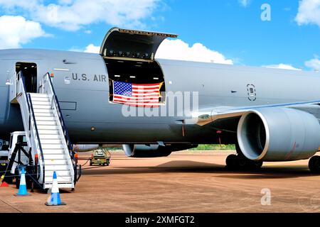 Die RIAT 2024 Boeing KC-46A Pegasus ist ein Luftbetanker auf der Basis des Flugzeugs Boeing 767 mit einer großen Flagge der USA Stockfoto