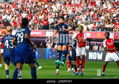 Los Angeles, Kalifornien, USA. Juli 2024. Harry Maguire #5 von Manchester United kämpft um den Ball gegen den Arsenal FC während eines Fußballspiels vor der Saison im Sofi Stadium am Samstag, den 27. Juli 2024 in Inglewood, Kalifornien. (Kreditbild: © Ringo Chiu/ZUMA Press Wire) NUR REDAKTIONELLE VERWENDUNG! Nicht für kommerzielle ZWECKE! Quelle: ZUMA Press, Inc./Alamy Live News Stockfoto