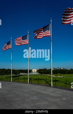 Blick auf das Lincoln Memorial vom Washington Monument aus auf die US-Flaggen Stockfoto