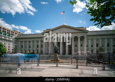 Blick auf das Gebäude des Finanzministeriums mit Bronzestatue vorne und blauem Himmel Stockfoto