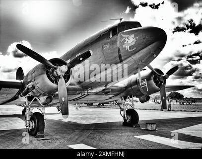 RIAT 2024 RAF Fairford WWII Douglas DC-3 Dakota auf dem Vorfeld mit D-Day-Landestreifen und Tarnung mit dem Fallschirmregiment Pegasus-Detail Stockfoto