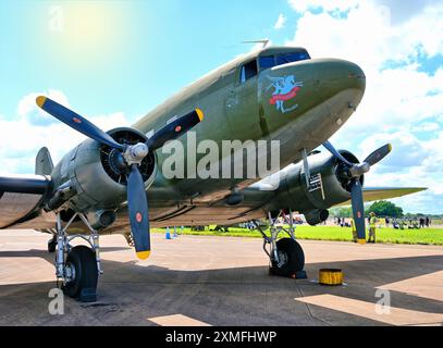 RIAT 2024 RAF Fairford WWII Douglas DC-3 Dakota auf dem Vorfeld mit D-Day-Landestreifen und Tarnung mit dem Fallschirmregiment Pegasus-Detail Stockfoto