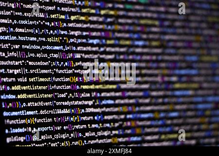 Softwarequellcode. Programmiercode. Programmiercode auf dem Computerbildschirm. Entwickler, der im Büro an Programmcodes arbeitet. Foto des Quellcodes. Technolo Stockfoto