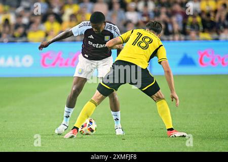 Columbus, Ohio, USA. Juli 2024. Aston Villa Stürmer Leon Bailey (31) geht eins zu eins mit dem Kolumbus-Crew-Verteidiger Malte Amundsen (18) in ihrem Match in Columbus, Ohio. Brent Clark/Cal Sport Media/Alamy Live News Stockfoto