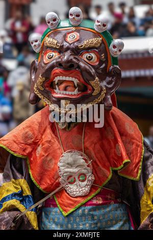 Farbenfroher Maskentanz, auch cham Dance genannt, wird im Hemis Kloster während des Hemis Festivals in Leh, Ladakh Indien am 17. Juni 2024 aufgeführt. Stockfoto