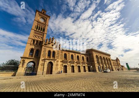 Toledo, Spanien Panoramablick auf das Außengebäude des Bahnhofs von Toledo an einem sonnigen Tag. Der Bahnhof ist ein historisches Wahrzeichen im mudéjar-Stil Stockfoto