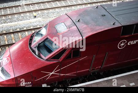 Ein Eurostar-Hochgeschwindigkeitszug an einem Bahnhof in Rotterdam, Niederlande, am 26. Juli 2024. Frankreichs TGV-Hochgeschwindigkeitszugverkehr auf den Strecken Atlantik, Nord und Ost wurde durch Brandanschläge auf Anlagen, die französische nationale Eisenbahngesellschaft SNCF, stark gestört. Die französische Eisenbahngesellschaft SNCF sagt, dass 800.000 Kunden betroffen sind, und sie plant, Hunderte von Mitarbeitern zu mobilisieren, um das Netz so schnell wie möglich zu reparieren. Menschen aus den Niederlanden, die am Freitag zur Eröffnung der Olympischen Spiele nach Paris reisen, müssen nach Sabota über Nacht längere Reisen Unternehmen Stockfoto