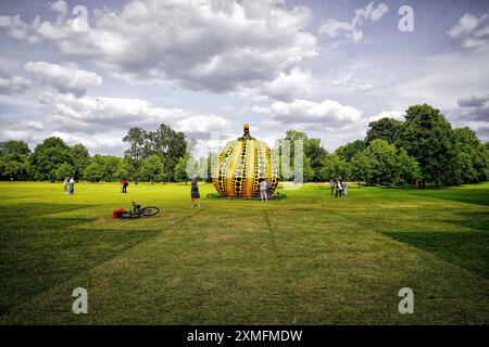 Yayoi Kusama ikonische Kürbisskulptur, Hyde Park, Kensington Gardens, London, England, Vereinigtes Königreich Stockfoto