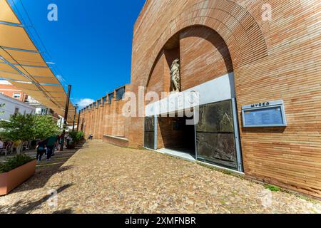 Merida National Museum of Roman Art, ein Archäologiemuseum mit antiken römischen Artefakten, Statuen und Kunstwerken. Außenansicht des Museums und Café in Mérida, Spanien. Stockfoto