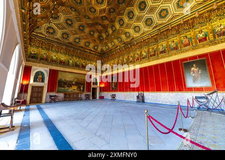 Panoramablick auf den Innenraum des Alcázar de Segovia. In Segovia Alcazar Halle mit einer goldverzierten Decke, historische Gemälde in Segovia, Spanien Stockfoto