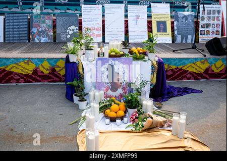 Brooklyn, NY, USA. Juli 2024. Altar für Sonia Massey im Brooklyn Museum. Mahnwache und Rallye für Schwarze Frauen und Frauen, Gedenkfeier für Sonya Massey, die von der Polizei in Illinois getötet wurde. Quelle: M. Stan Reaves/Alamy Live News Stockfoto